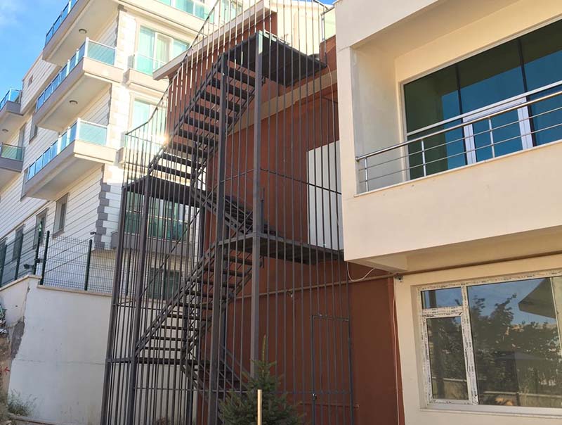 Z Tipi Yangın Merdivenleri